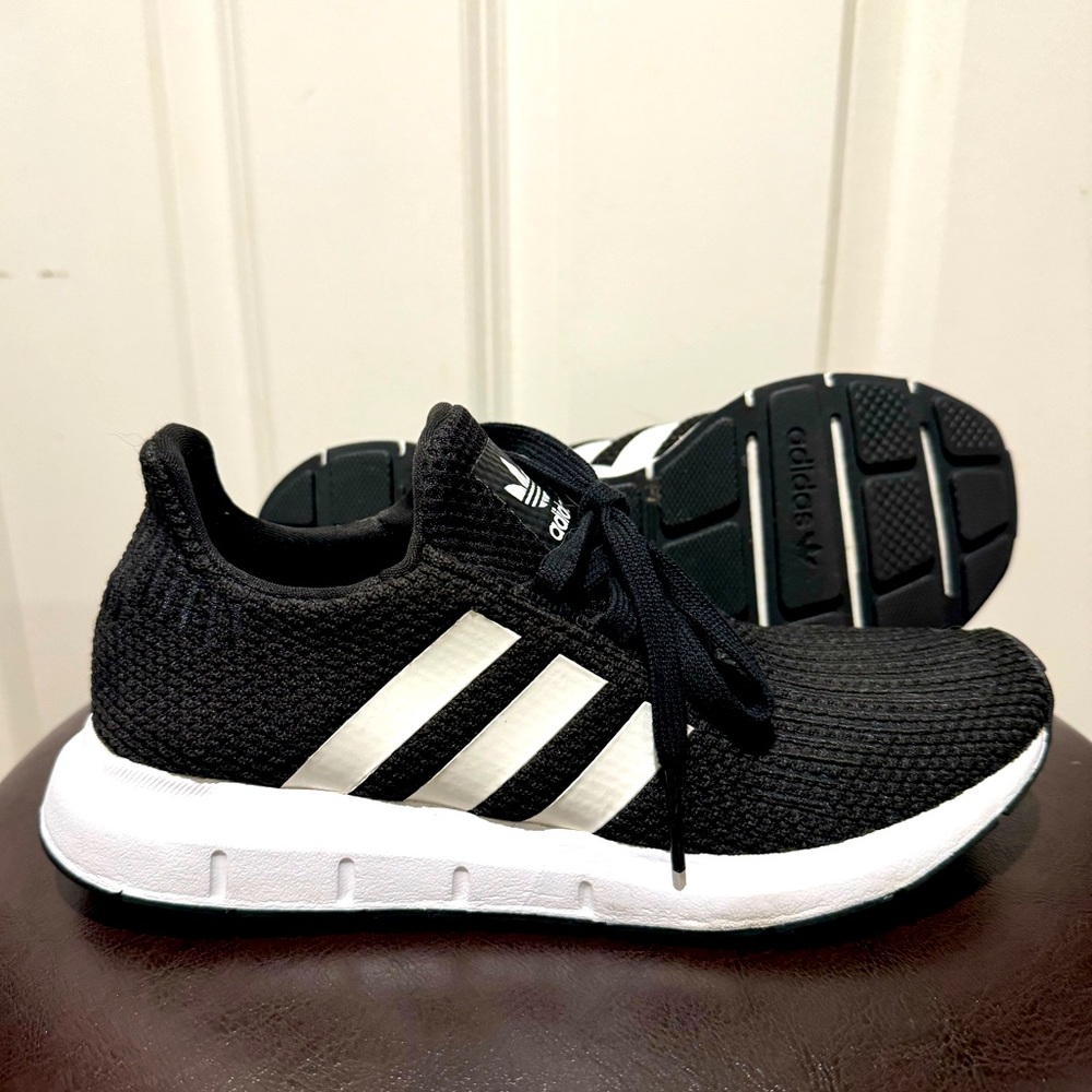 Adidas youth swift run